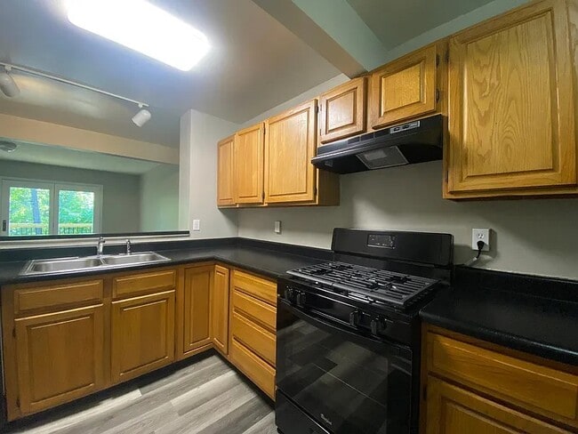 Building Photo - 1009 W Cascade Ave