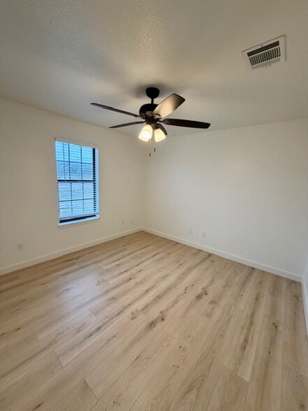 Building Photo - 689 Birdie Ln