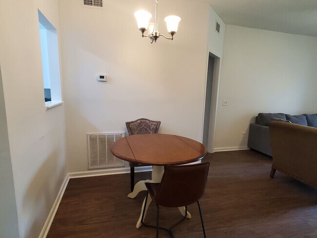 Building Photo - 1 Bedroom Condo