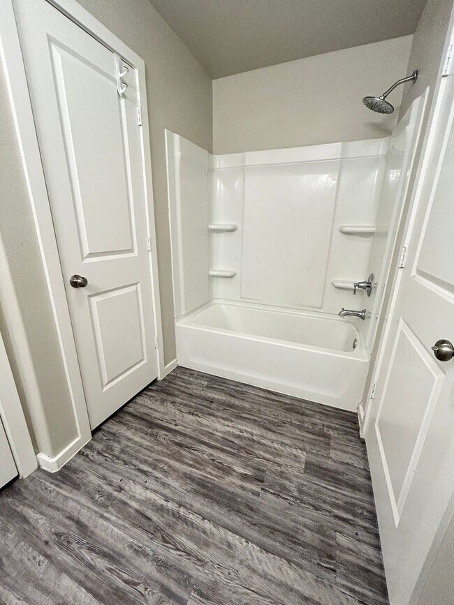 Building Photo - 3 bed 2 bath Duplex Available