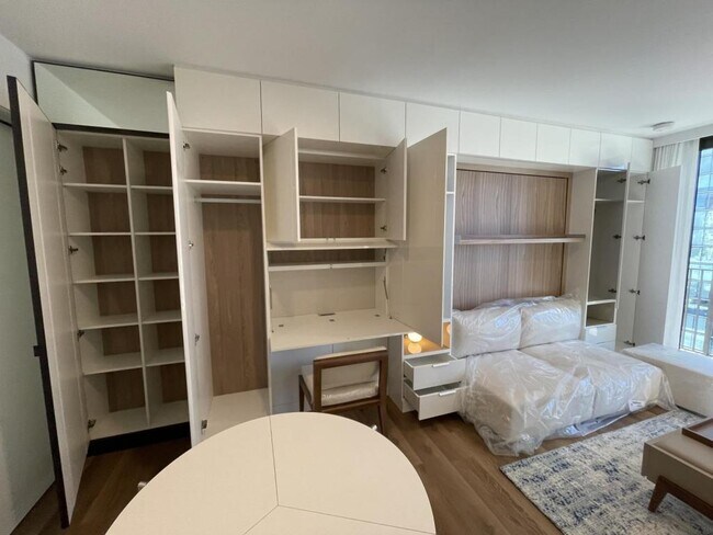 Building Photo - 987 Queen St