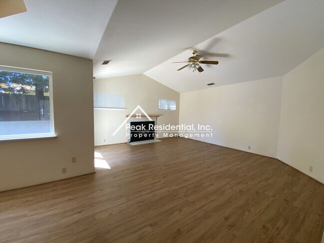 Building Photo - Spacious 3bd/2ba Auburn Home With Bonus Ro...