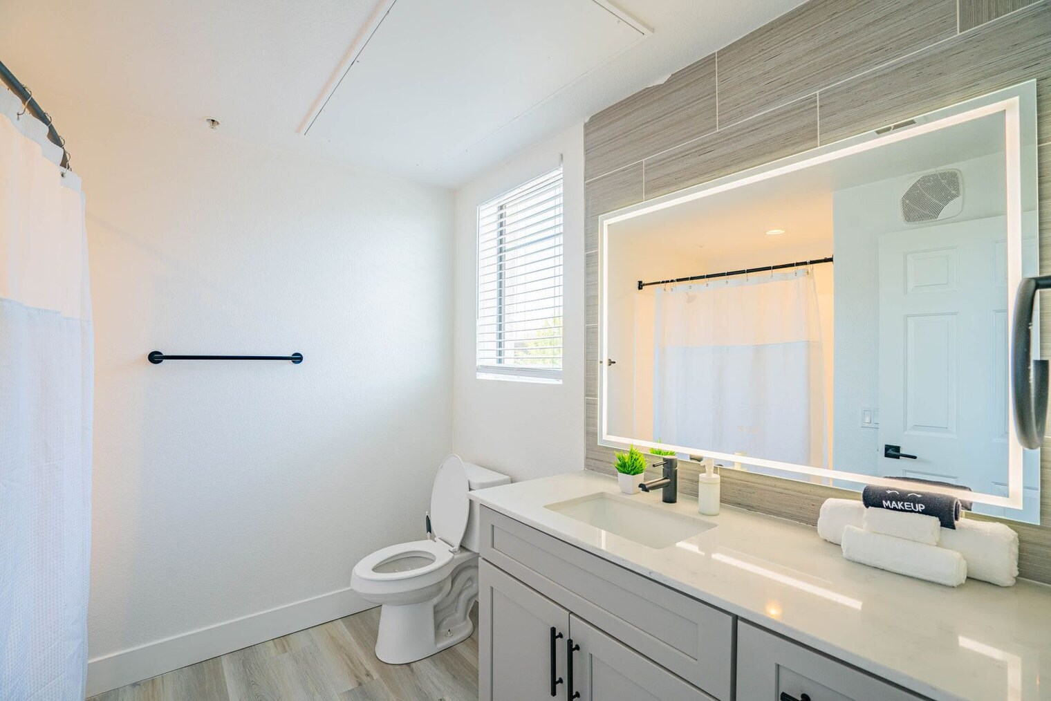 Building Photo - 6610 N 93rd Ave