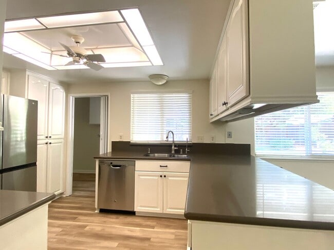 Building Photo - Pleasanton Single Story House 4 bed/2 bath, Downtown next to Amador Valley High! Great Location