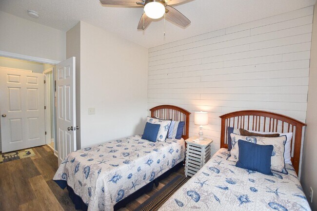 Building Photo - 5825 Catalina Dr