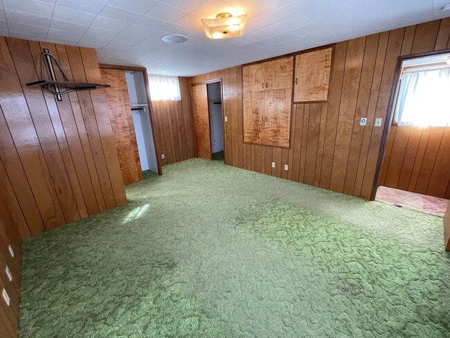 Building Photo - Large and Spacious Home