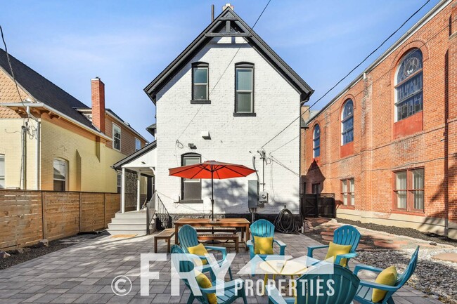 Building Photo - Stunning Victorian Home Near City Park