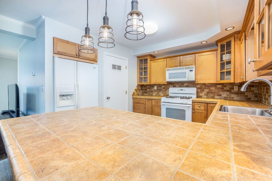 Building Photo - 15 Lake Dr