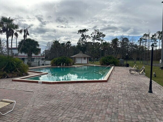 Building Photo - **MOVE IN SPECIAL $500 Off the first months rent** COZY 2 Bedroom/1.5 Bathroom 2nd Floor Condo!!