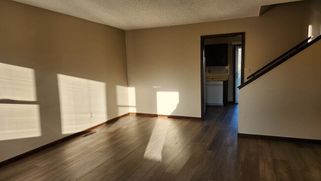 Building Photo - 2 bedroom on quiet street!