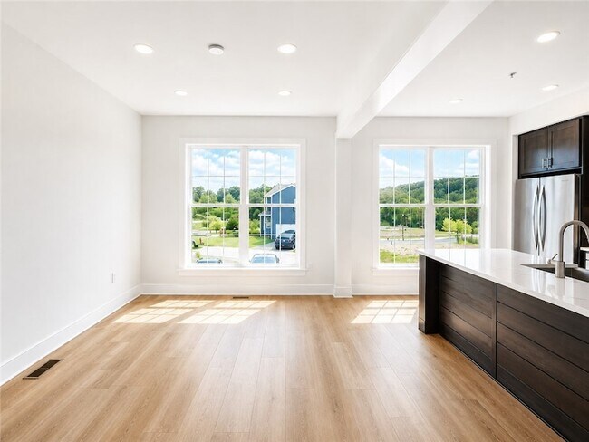 Building Photo - 307 Palisade Wy