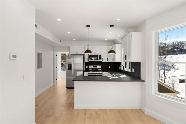 Building Photo - 53 Dustin St