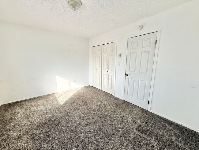 Building Photo - 43 Royal Crest Dr