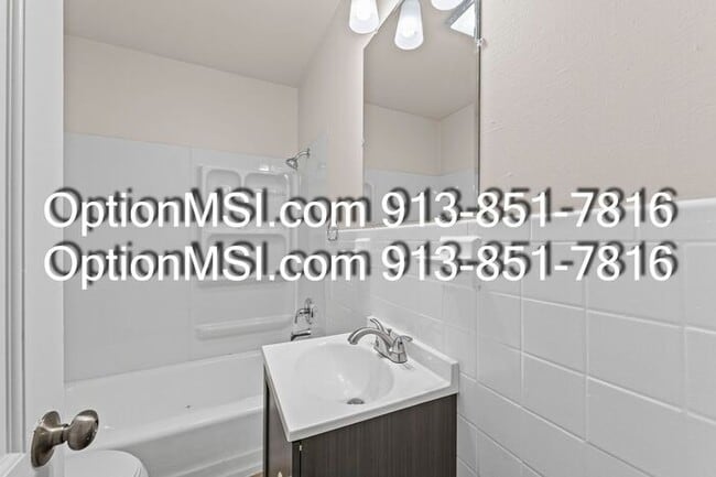 Building Photo - Spacious & Updated Duplex Near Downtown Overland Park!