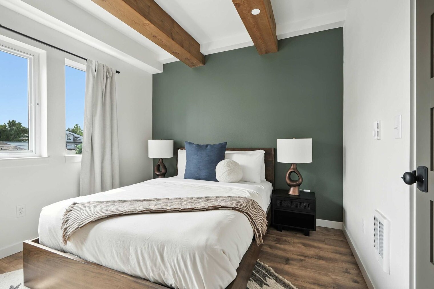 Building Photo - 925 NE 23rd Ave