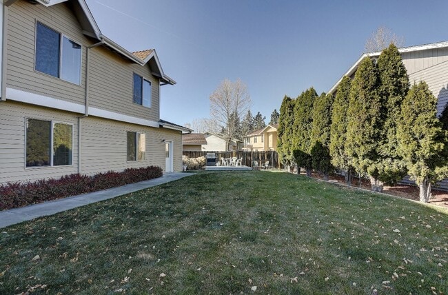 Building Photo - NE Bend Apartment Available 6/15