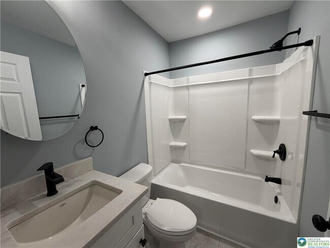 Building Photo - 815 Fernhill Ln