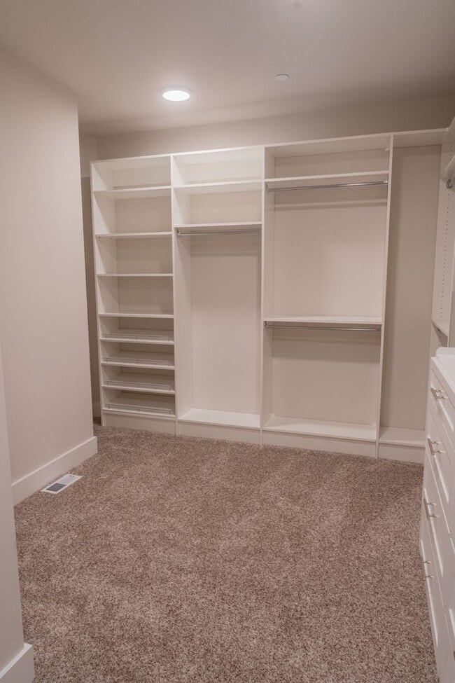 Building Photo - 5Bd/4.25Ba Kirkland House