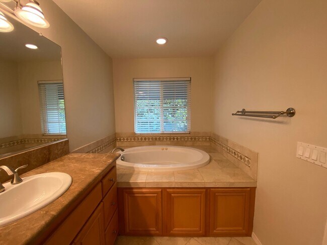 Building Photo - Great Tri-Level Townhome in Coastal Carlsbad Location!