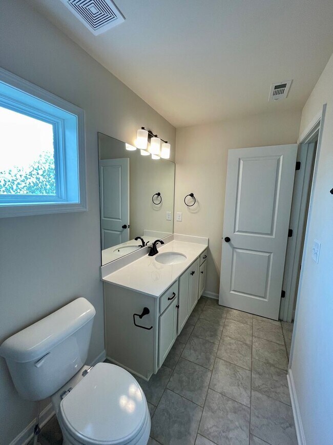 Building Photo - Gorgeous 5 bedroom 3.5 bath home in desira...