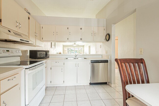 Building Photo - Fully Furnished Naples Condo- Available for Annual Rental Starting April