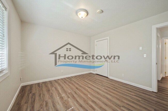 Building Photo - 4 Bedroom 2 Bath Home with 2-Car Detached Garage Available in Hayden, Idaho!