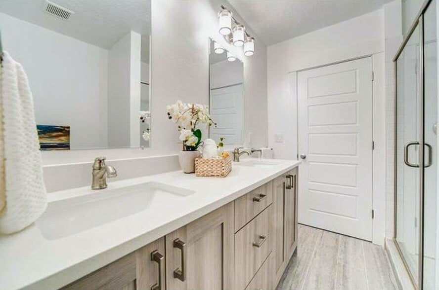 Master bathroom - 2689 Highland Dr