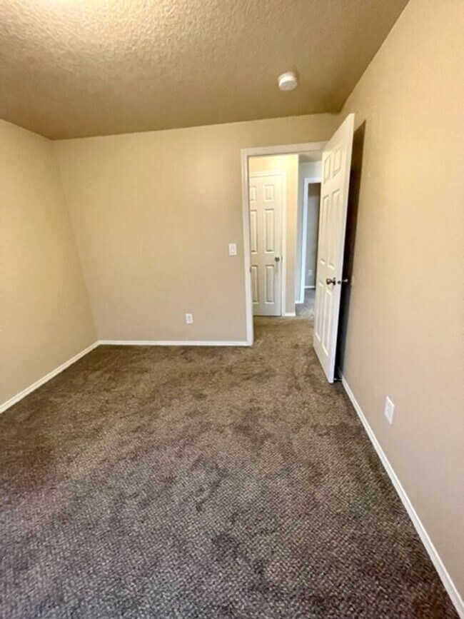 Building Photo - Single level home in Foxborough! Fenced yard!  A/C and a gas fireplace!