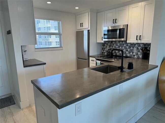 Building Photo - 2929 S Ocean Blvd