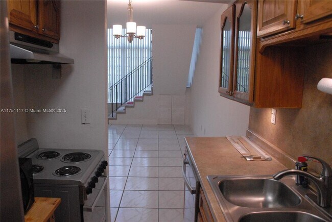 Building Photo - 10907 N Kendall Dr
