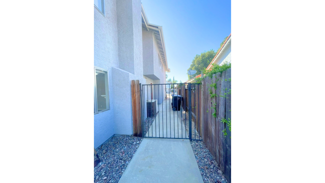 Building Photo - Temecula Pool Home - 4 Bed | 2.5 Bath