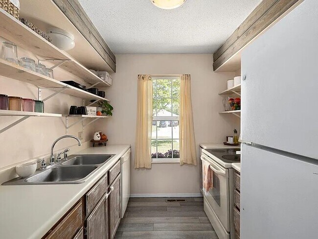 Building Photo - 3 Bed 2 Bath 2 Car Garage Available Now!!!