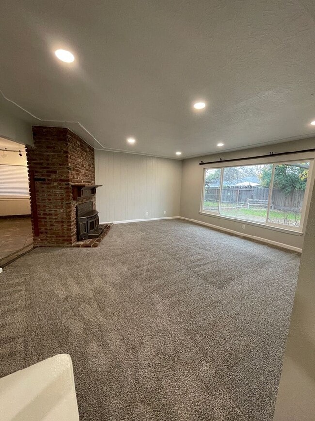 Building Photo - 4014 E Fedora Ave