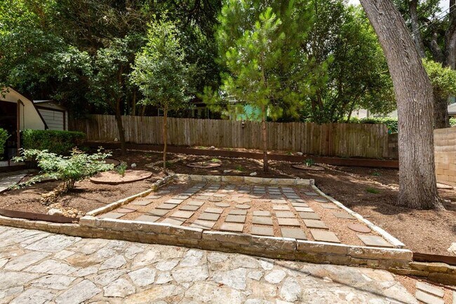 Building Photo - 1703 Deerfield Dr