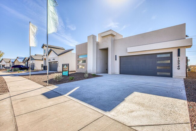 Building Photo - Beautiful East side House 4 bed-2.5 baths, part of The Overlook Casa Club that includes Swimming ...