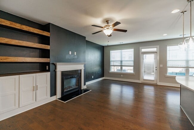 Building Photo - LEASING SPECIAL!! Townhome Available Now i...