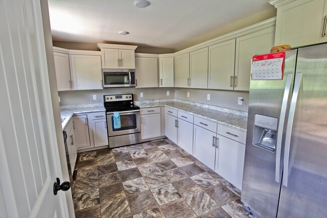 Building Photo - Fantastic 3 Bedroom Near Downtown!