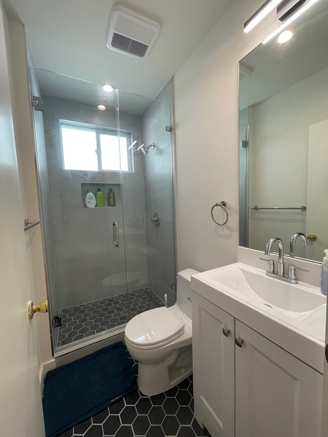 Building Photo - 2231 16th Ave