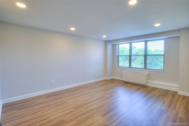 Building Photo - 300 E Overlook