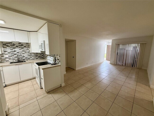 Building Photo - 702 Gardens Dr