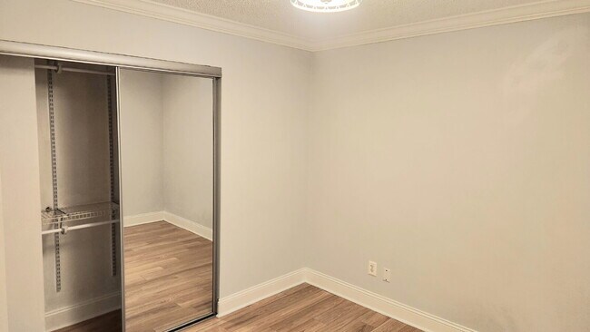 Building Photo - "Charming 3-Bed Oasis with 2.5 Baths on Carrington Court!"