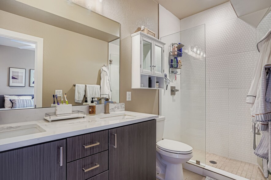 Building Photo - 2739 W 24th Ave