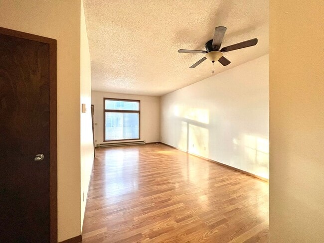 Building Photo - 3 bed, 2 bath Townhome - 1 Month Free on a 12-Month Lease!