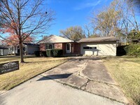 Building Photo - Fenced Home In Convenient Location