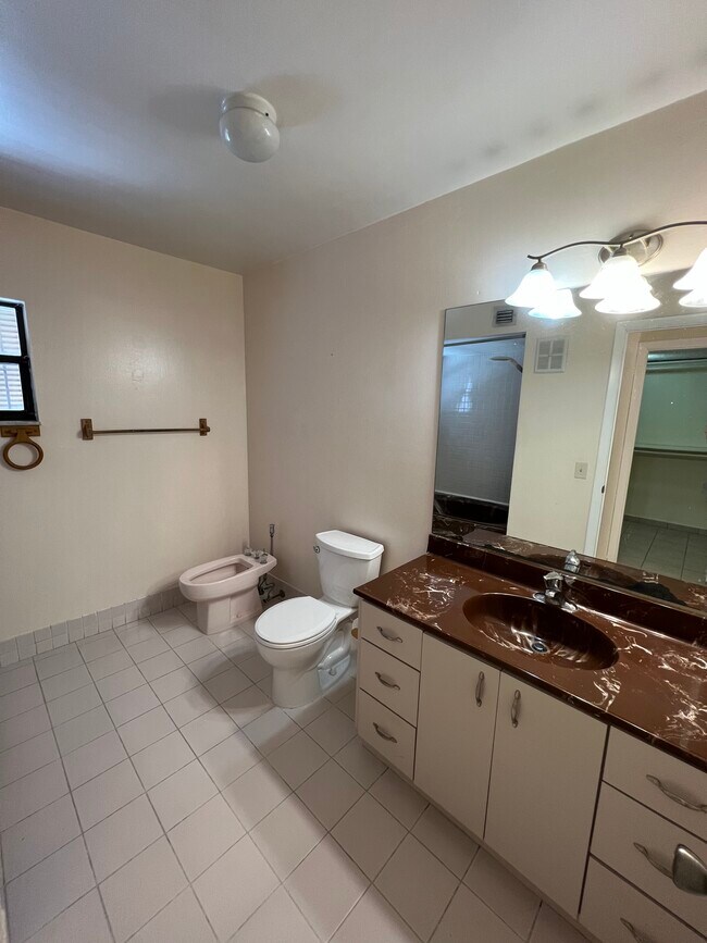 Full bathroom on 2nd floor - 1424 SW 131st Place Cir E