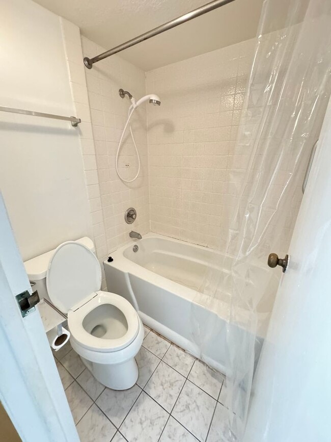 Building Photo - Partially Furnished Studio in Waikiki