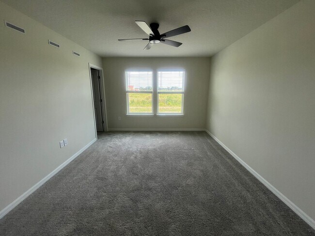 Building Photo - 3 bedroom 2.5 bathroom