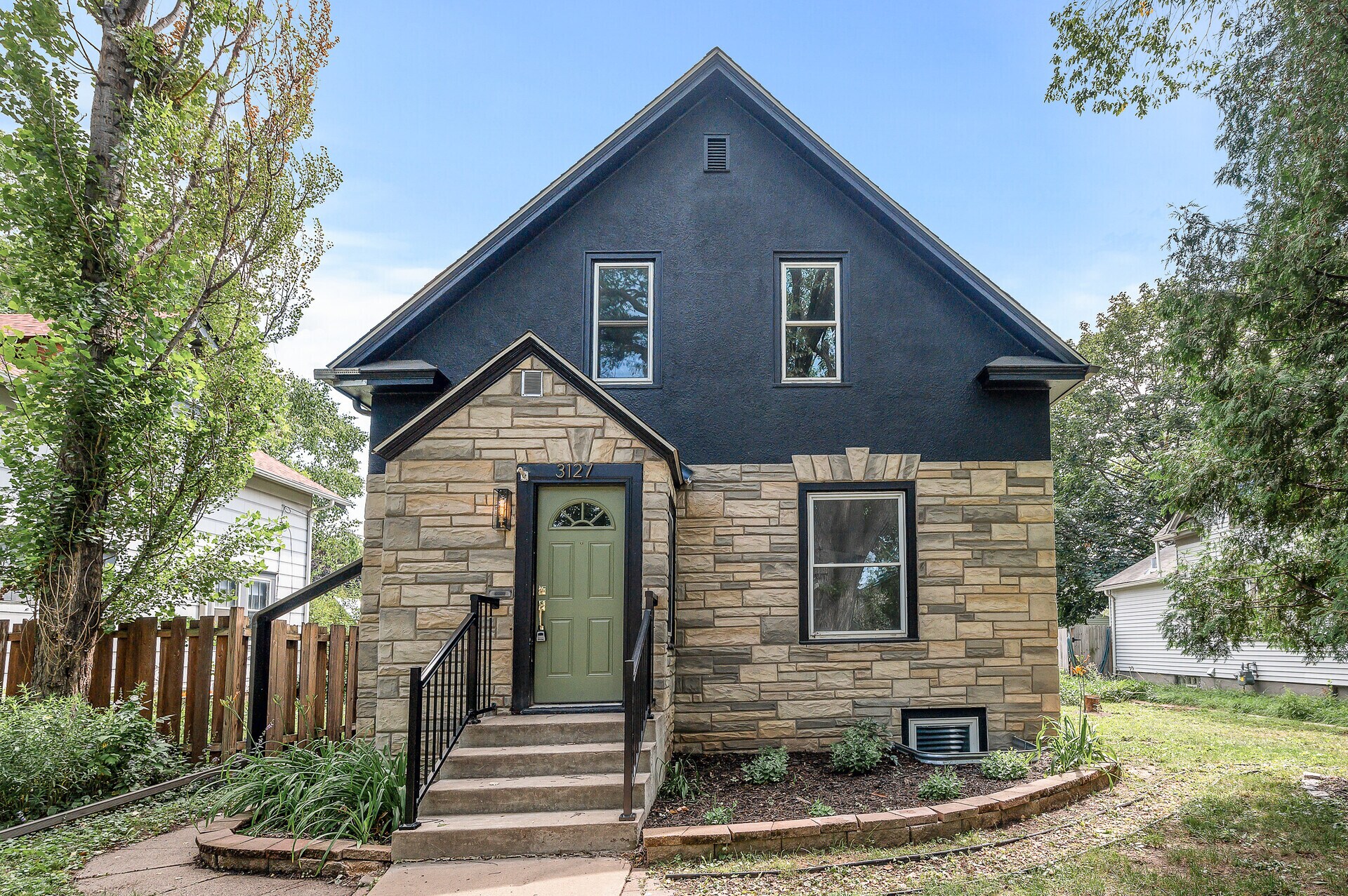 Building Photo - 3127 33rd Ave S