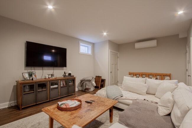 Building Photo - 41 Bank St