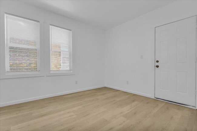 Building Photo - 2725 Leslie St